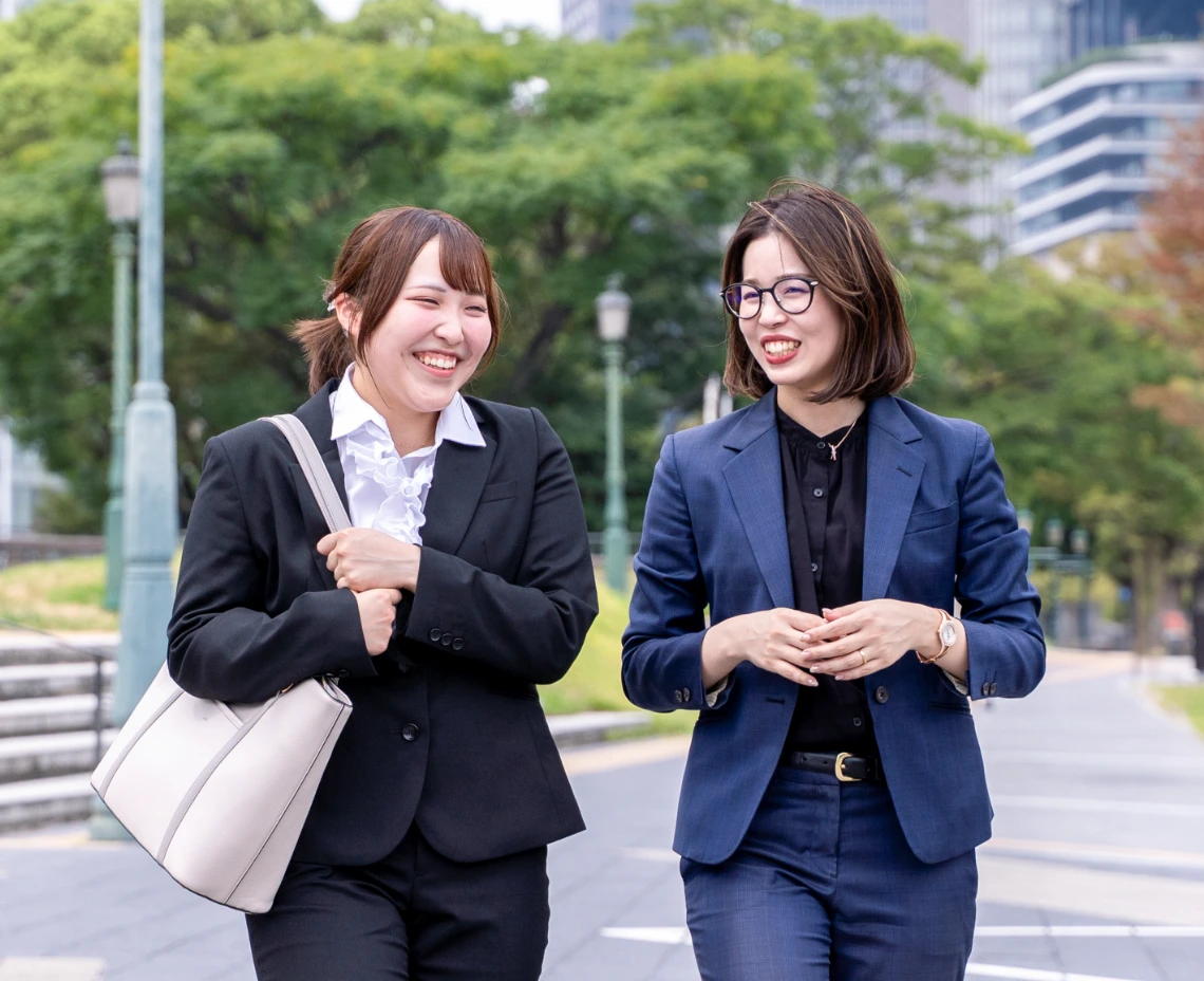 女性二人が歩く画像